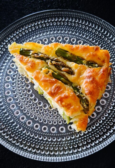 Helppo kreikkalainen feta-parsapiirakka valmistettuna jogurttiseen taikinaan ilman erillistä pohjaa