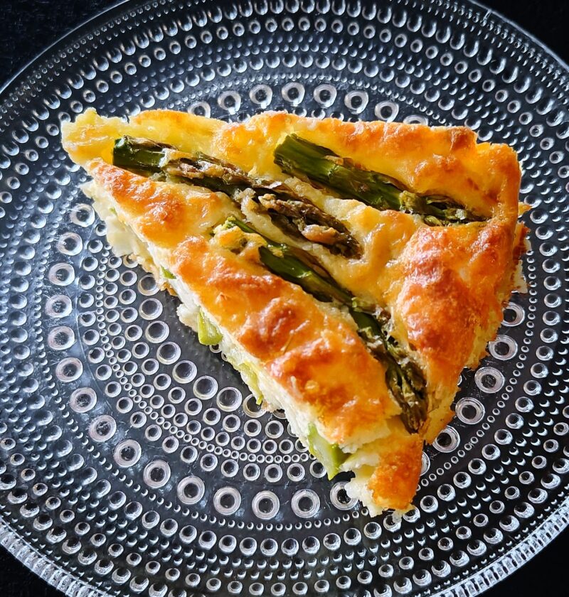 Helppo kreikkalainen feta-parsapiirakka valmistettuna jogurttiseen taikinaan ilman erillistä pohjaa