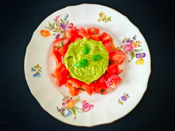Hernepesto-tomaattisalaatti