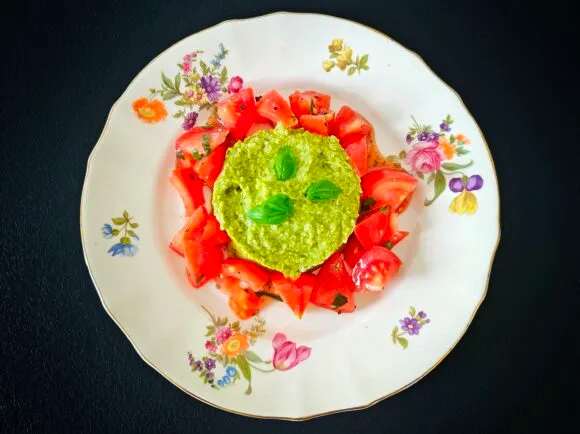 Hernepesto-tomaattisalaatti