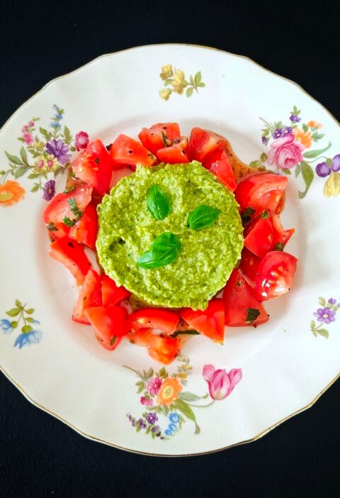 Hernepesto-tomaattisalaatti