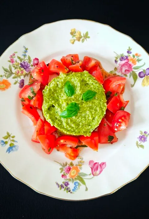 Hernepesto-tomaattisalaatti