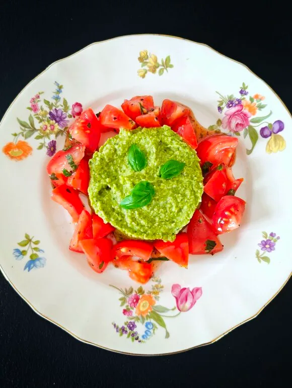 Hernepesto-tomaattisalaatti