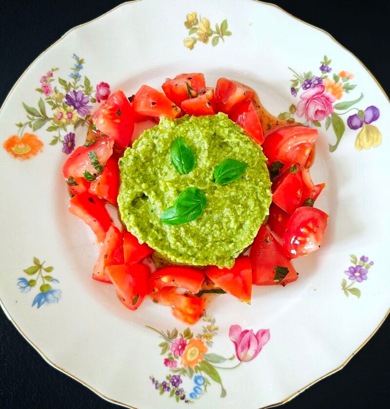 Hernepesto-tomaattisalaatti