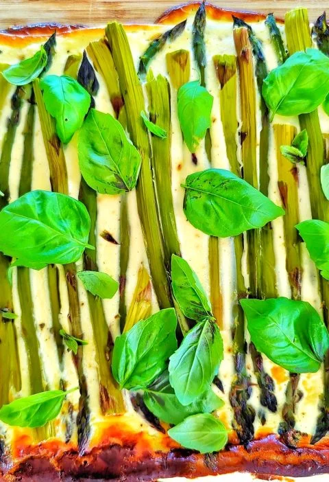 Kuusenkerkkächeddar maustaa keväisen parsapiirakan