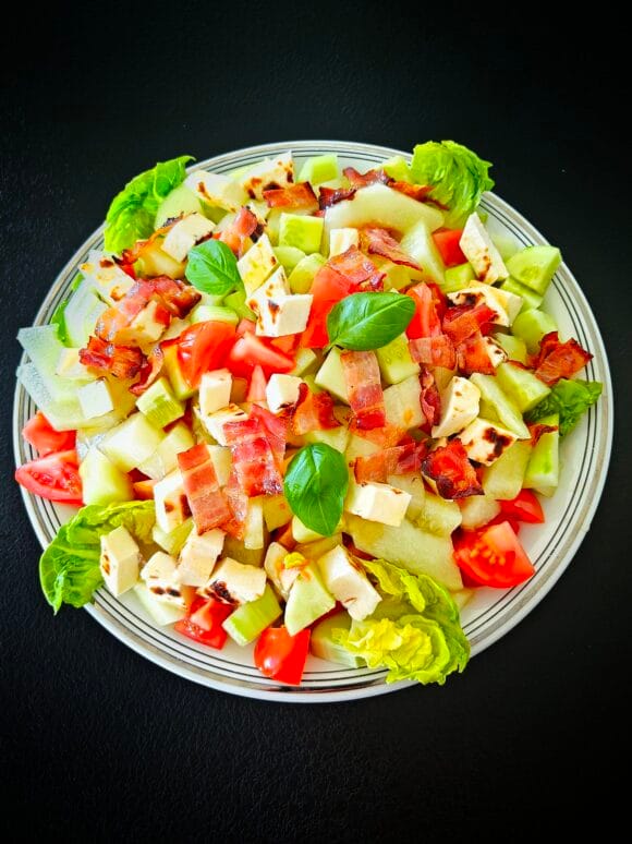 Ruokaisa kesäinen meloni-pekonisalaatti