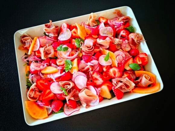 Cantaloupemeloni-mansikkasalaatti ilmakuivatulla kinkulla