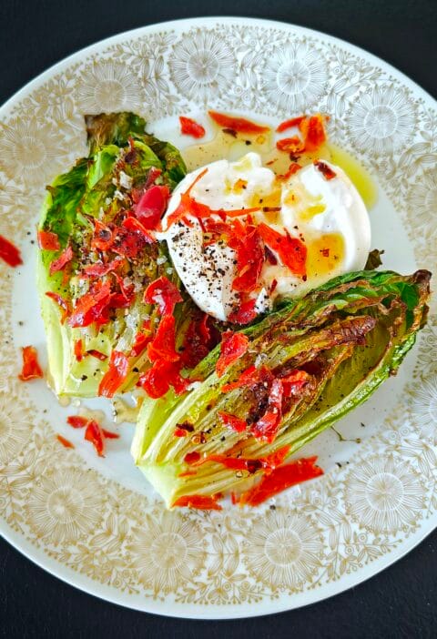 Paahdettu sydänsalaatti, burrata ja Hot Honey -kastike