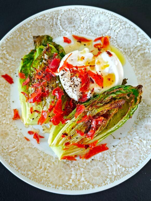 Paahdettu sydänsalaatti, burrata ja Hot Honey -kastike