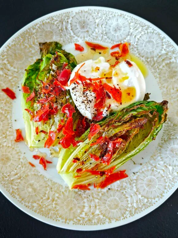 Paahdettu sydänsalaatti, burrata ja Hot Honey -kastike