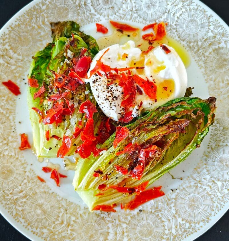 Paahdettu sydänsalaatti, burrata ja Hot Honey -kastike
