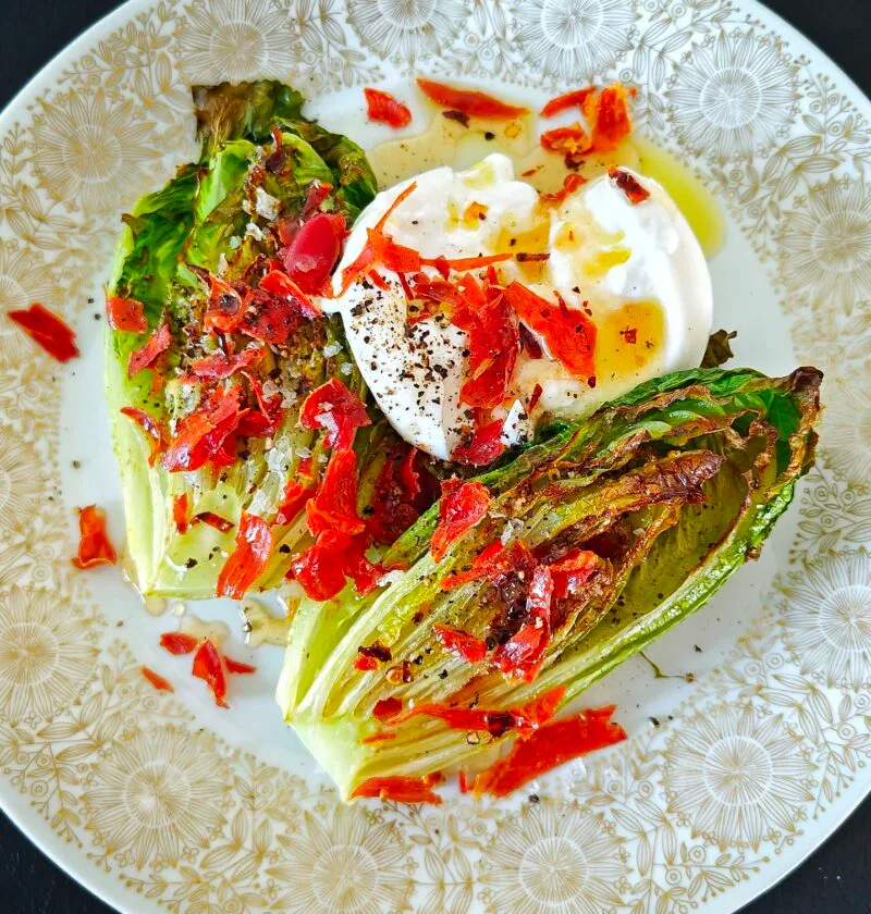 Paahdettu sydänsalaatti, burrata ja Hot Honey -kastike
