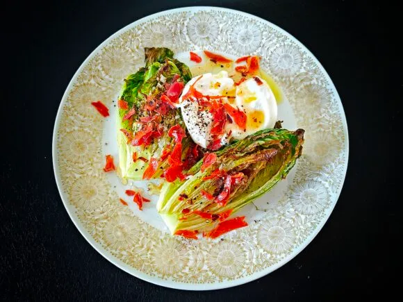 Paahdettu sydänsalaatti, burrata ja Hot Honey -kastike