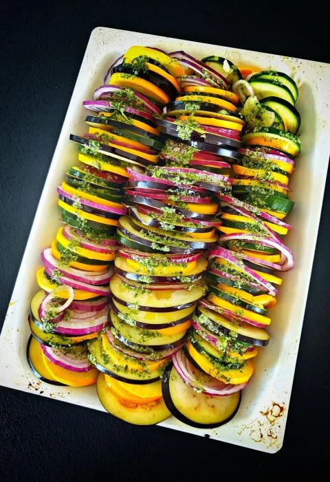 Ratatouille maustetaan yrttiöljyllä