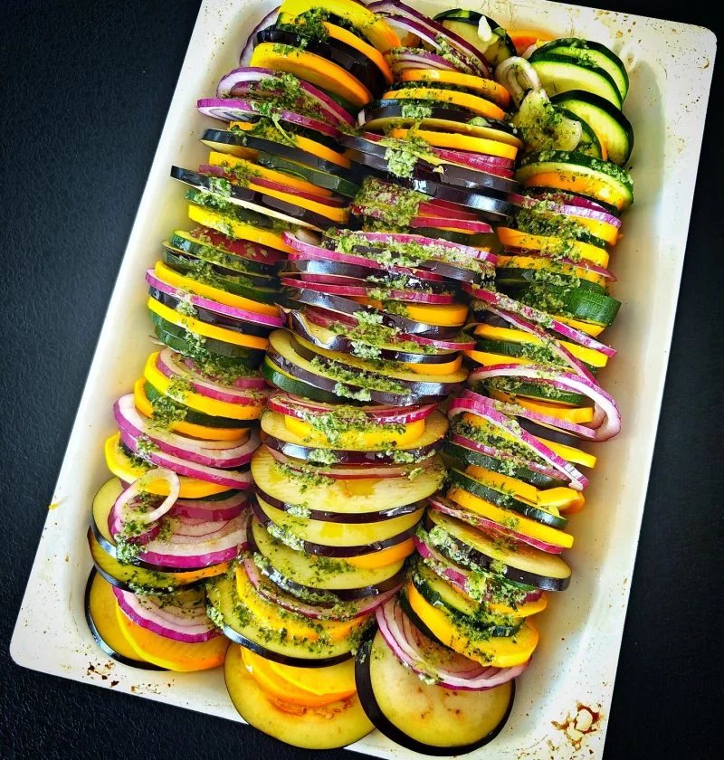 Ratatouille maustetaan yrttiöljyllä