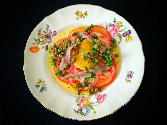 Sardelli-appelsiini-tomaattisalaatti