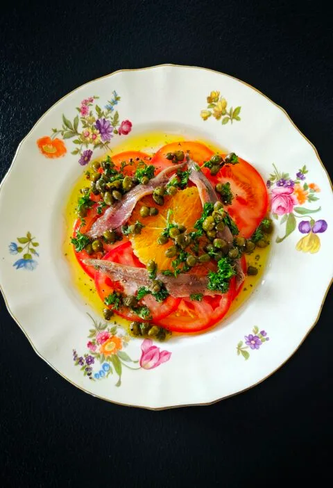 Sardelli-appelsiini-tomaattisalaatti
