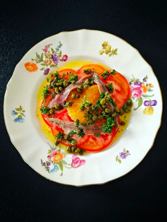 Sardelli-appelsiini-tomaattisalaatti