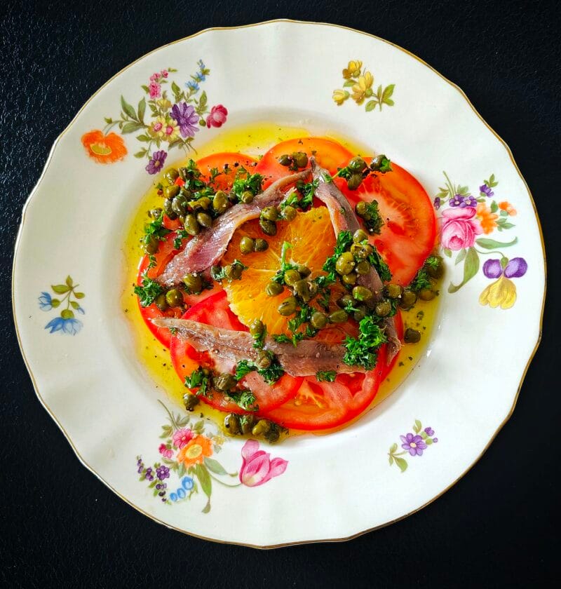 Sardelli-appelsiini-tomaattisalaatti