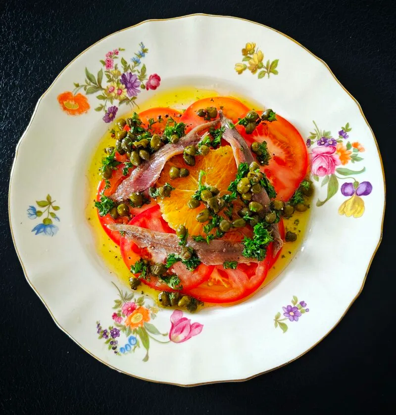 Sardelli-appelsiini-tomaattisalaatti