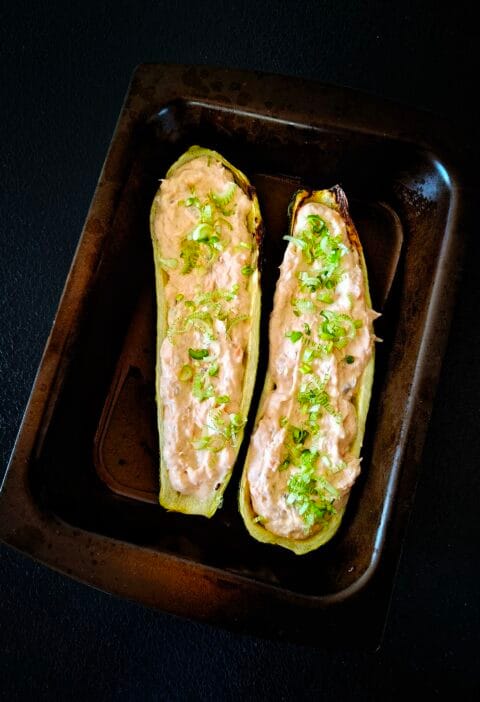 Paahdetut kesäkurpitsat savulohitartarilla täytettynä