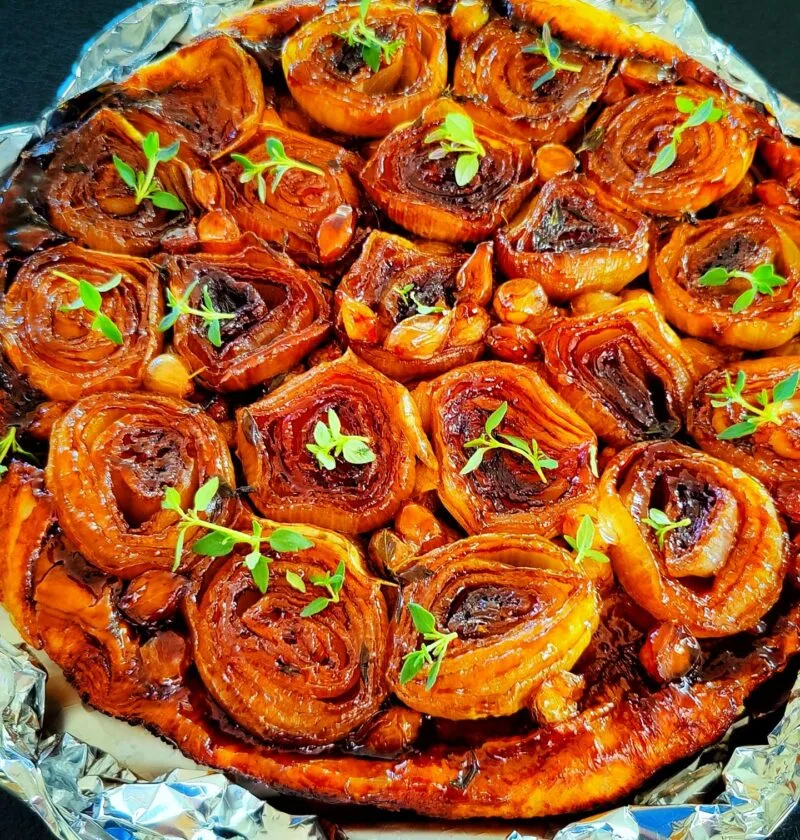 Suolainen sipuli tarte tatin keikauskakku