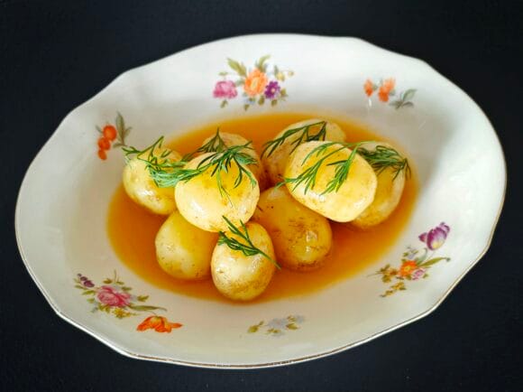 Varhaisperunat miso-voikastikkeessa