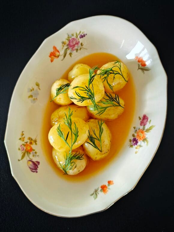 Varhaisperunat miso-voikastikkeessa